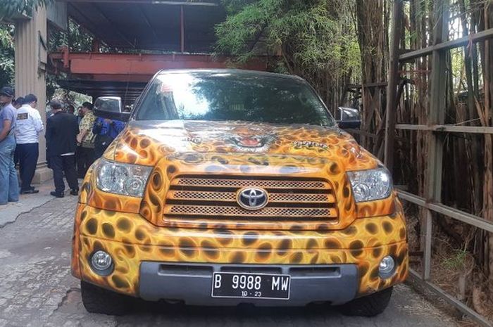 Toyota Tundra yang tunggak pajak di Jakarta Barat