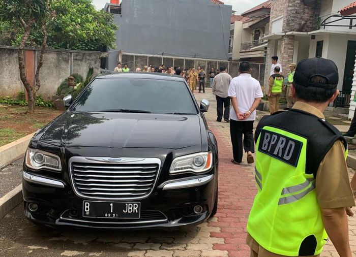 Mobil mewah Chrysler 300C milik penunggak pajak di Cipayung, Jakarta Timur.