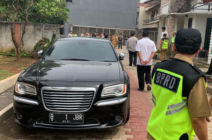 Mobil mewah Chrysler 300C milik penunggak pajak di Cipayung, Jakarta Timur.