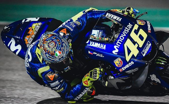 Tebeng motor balap Valentino Rossi yang tertera malah Blue Fast (Filipina)