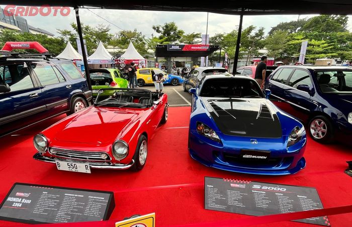 Honda S500 1964 (kiri) dan Honda S2000 (kanan).