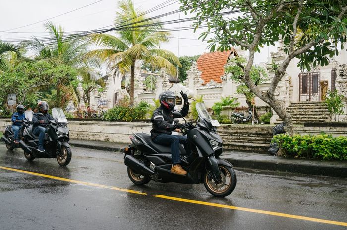 Tour de Bali melewati dan mengunjungi destinasi indah di pulau Dewata