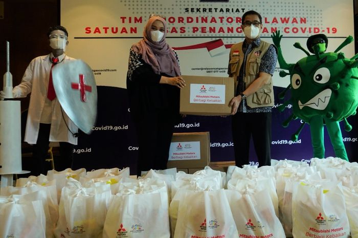 MMKSI juga mendonasikan 5.000 masker kain dan 100 paket sembako, kepada Yayasan Sosial serta bekerja sama dengan Satuan Tugas Penaganan Covid-19 untuk mendistribusikan di zona merah