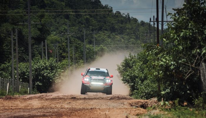 Land Cruiser 200 saat dibejek hingga high speed di jalur yang panjang dan lebar