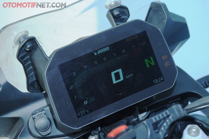 Spidometer sama seperti varian BMW lainnya, sudah fully digital 6,5 inci TFT color display