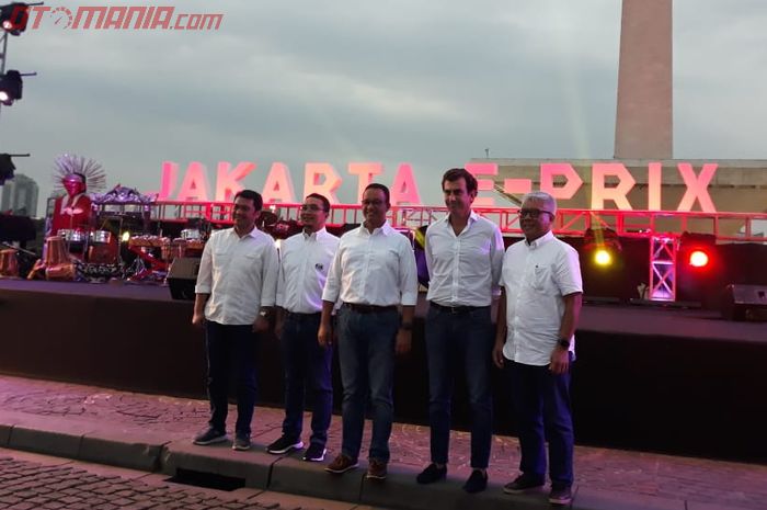 Sadikin Aksa (kedua dari kiri) hadir dalam jumpa pers Formula E di Monas, Jumat (20/9).