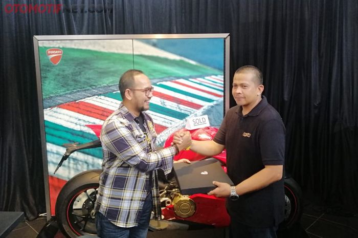 Serah terima Anto dari Ducati Indonesia kepada Benny Meitra