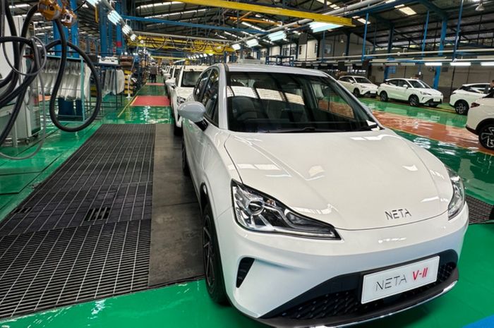(ilustrasi) Perakitan mobil listrik Neta di pabrik PT HIM Pondok Ungu, Bekasi, Jabar. Join produksi menjadi siasat jitu sambil cek pasar