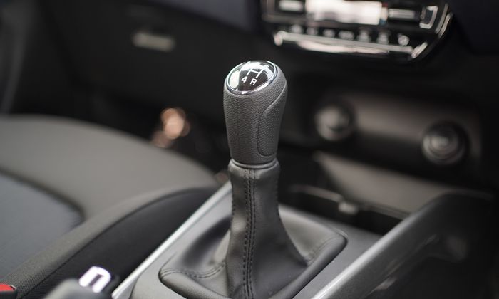 Usahakan saat di lampu merah, posisi tuas transmisi manual berada di N (Netral)