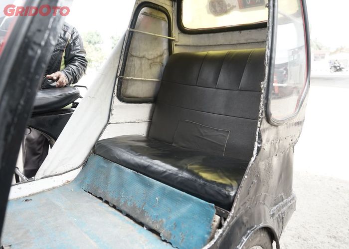 Kabin becak motor bisa diisi dua penumpang