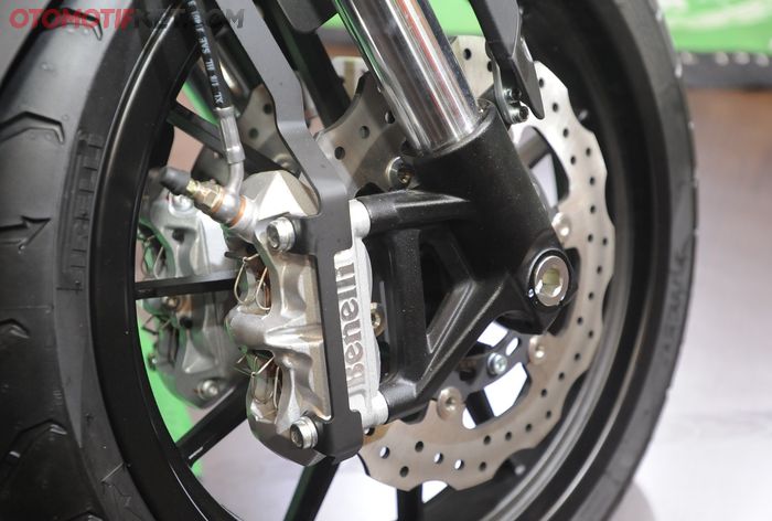 Benelli 502C dibekali cakram semi floating dan ABS dua channel
