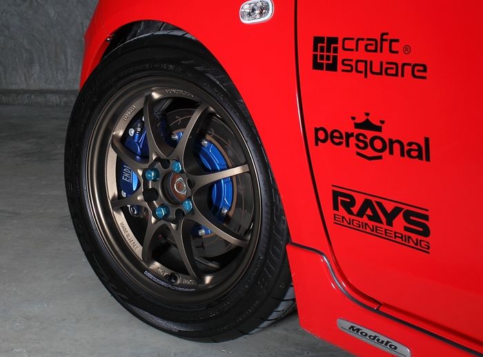 Kaki-kaki enggak ketinggalan diberi sentuhan modifikasi