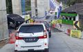 Kena Macet di Jalan Menanjak Pakai Mobil Matik? Begini Cara yang Benar
