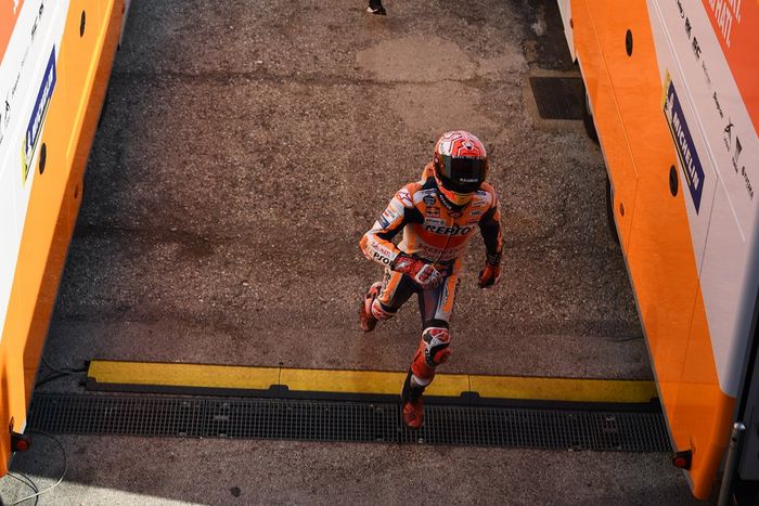 Jatuh dalam kualifikasi MotoGP San Marino, Marc Marquez berlari menuju garasi tim Repsol Honda untuk
