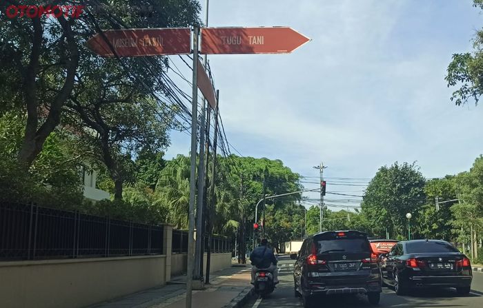 Rambu petunjuk wisata menggunakan warna dasar coklat dengan tepian putih