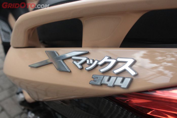 Terpasang emblem custom baru yang berarti Yamaha XMAX 344 cc