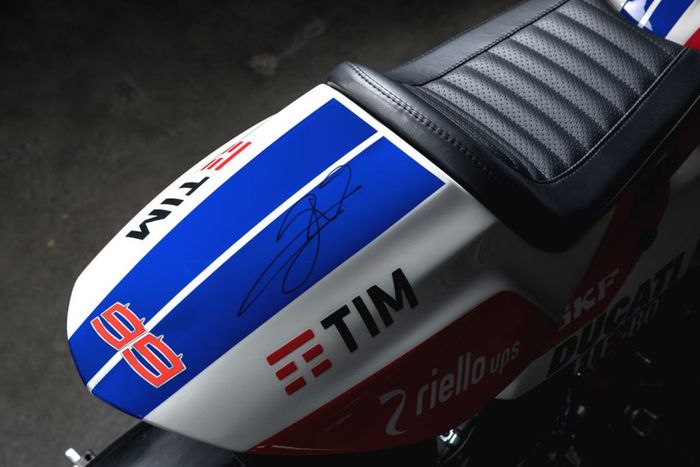 Tanda tangan Lorenzo di Ducati Scrambler &ldquo;Trackster&rdquo; besutan Skunk Machine