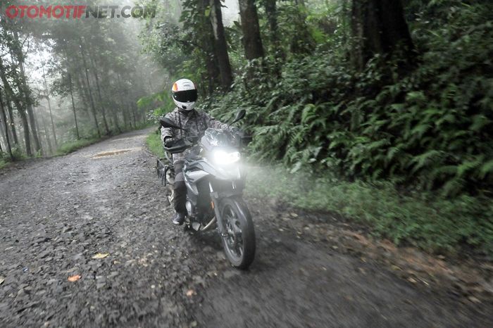 Windshield terasa sangat kecil, kurang bisa menahan terpaan angin ke pengendara