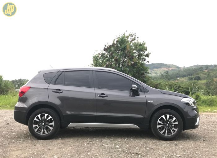 Suzuki SX4 S-Cross yang cukup praktis