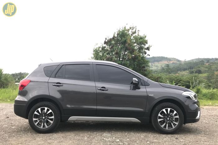 Suzuki SX4 S-Cross yang cukup praktis