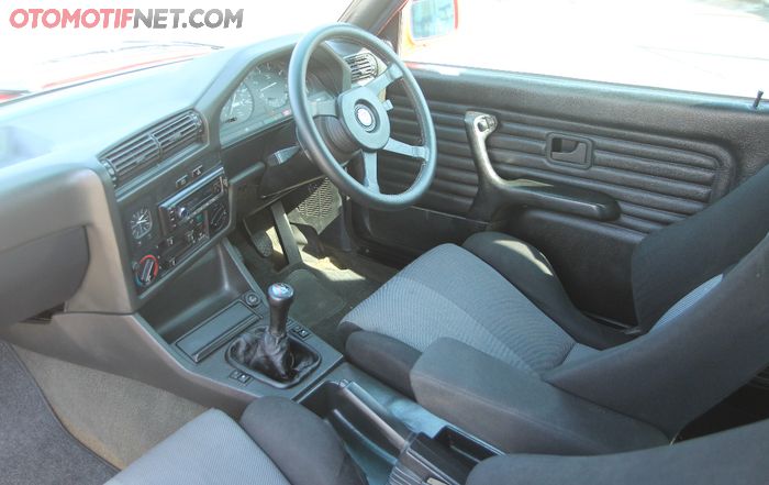 Interior BMW 320i E30 sudah pakai Recaro dan ganti spidometer MPH