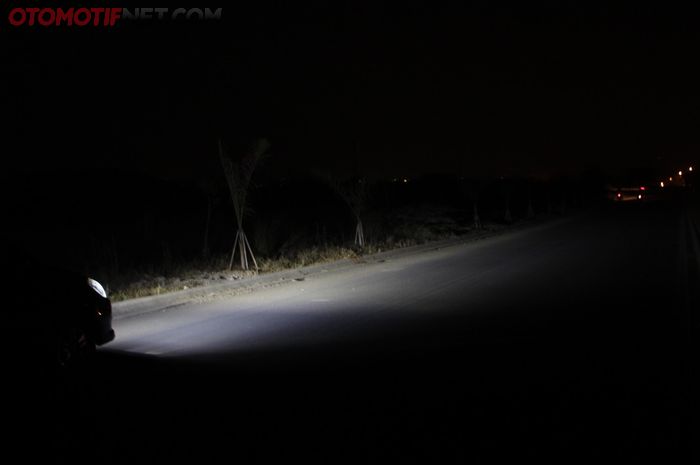 Ilustrasi cahaya lampu pada mobil