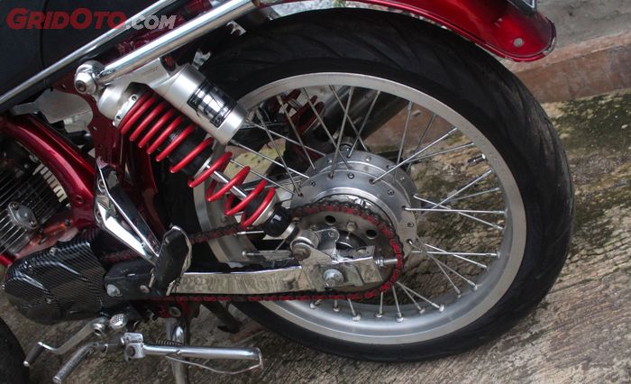 Kaki-kaki belakang Honda CB100 keren dengan sokbreker Ride IT dan aksen krom