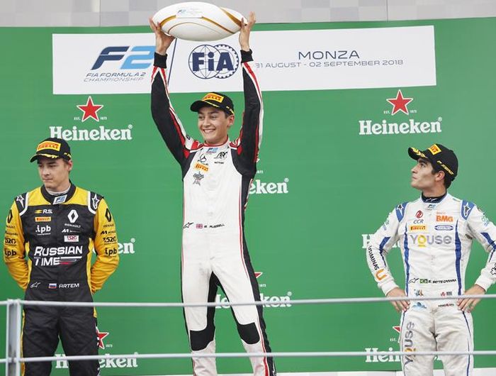 George Russell (tengah)hampir pasti juara balap Formula 2 musim 2018