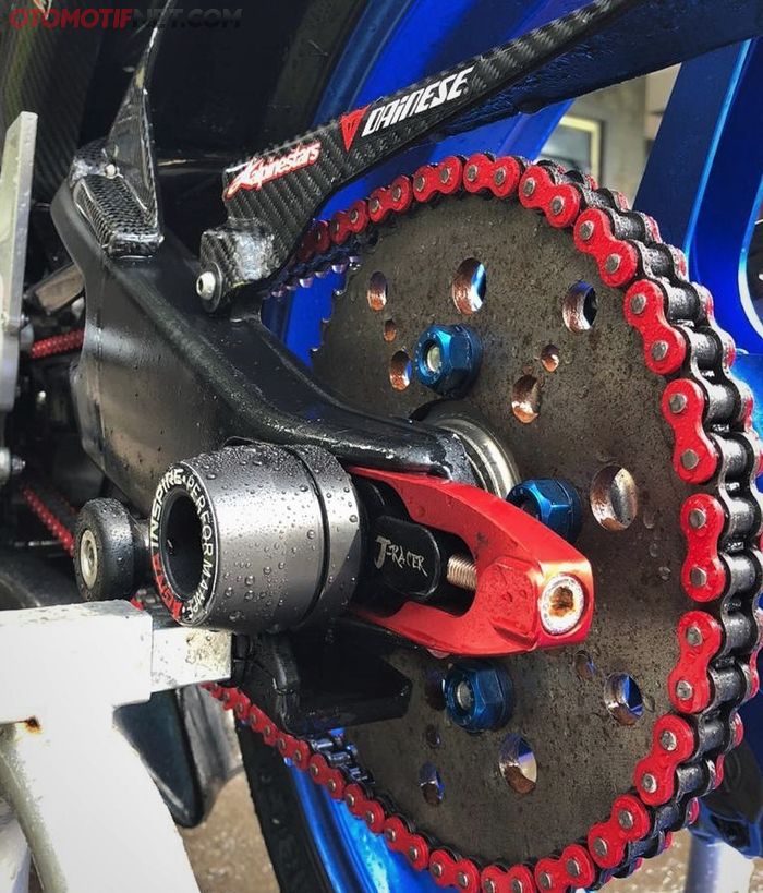 Rantai Yamaha R15 tak luput dari modifikasi, menggunakan DID warna merah senada dengan chain adjuster J-Racer