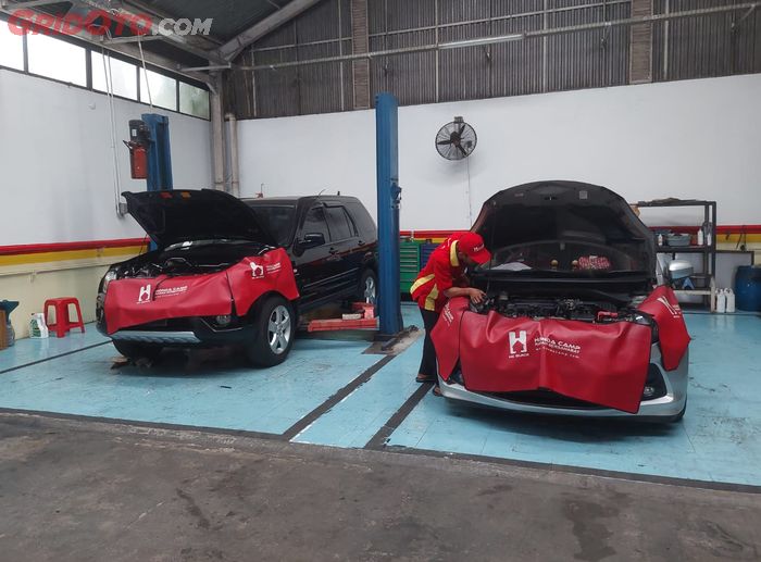 Tanpa cover fender bodi mobil berisiko kotor atau baret akibat aktivitas mekanik. ILUSTRASI. Servis Honda Camp