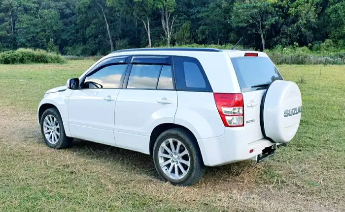 Tampak samping Suzuki Grand Vitara yang masih memakai konde ala SUV lawas.