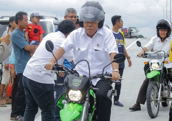 Menteri Pekerjaan Umum dan Perumahan Rakyat, Basuki Hadimuljono, menunggangi Kawasaki KLX 150