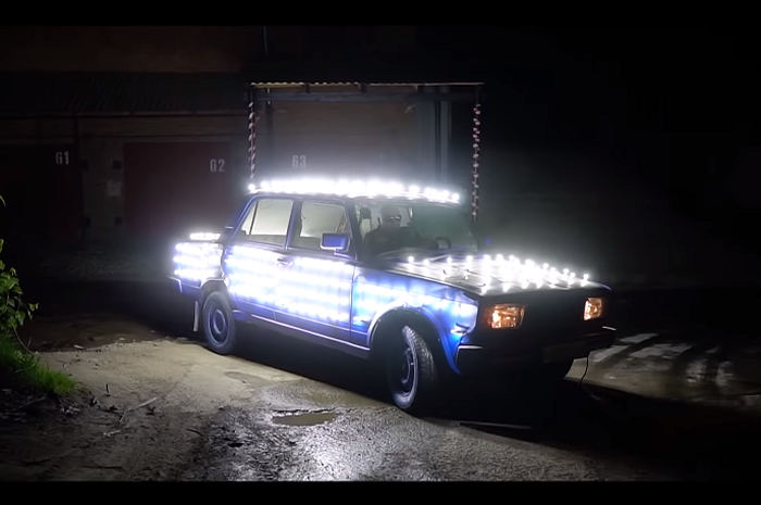 Modifikasi sedan Lada pakai 300 lampu LED