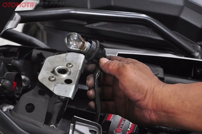 Jangan lupa juga lepas soketnya dan pasang yang baru