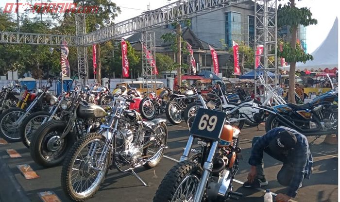 Barisan motor spot cutom di acara ke-5 Burnout 2019.