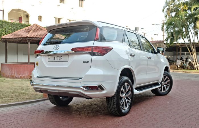 Tampilan belakang modifikasi Toyota Fortuner 2017