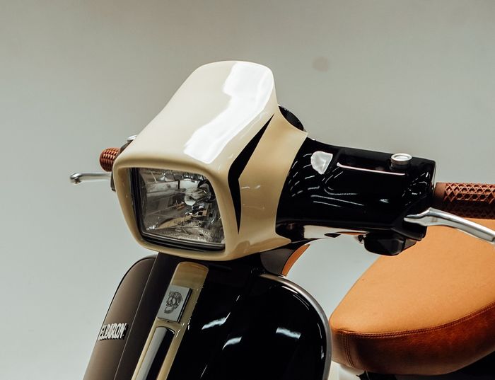 Headlamp kotak Vespa S Vespuci diberi sportscreen, kemudian sein depan dieliminasi