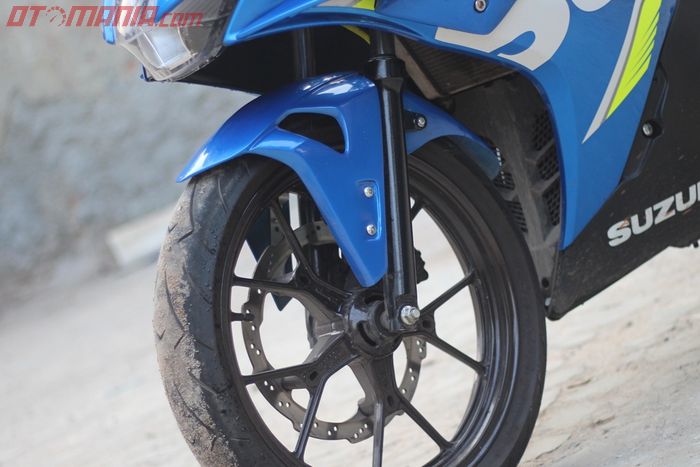 Sisi depan Suzuki GSX-R150 terlihat lebih sporty setelah pakai sepatbor model S 1000 RR