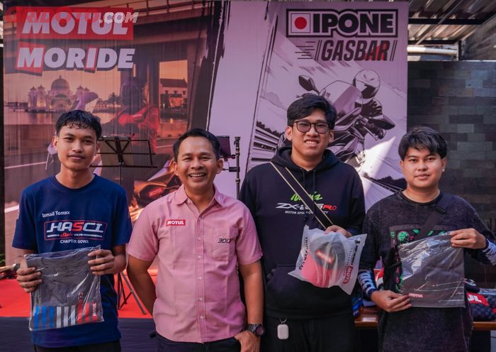 Peserta senyum sumringah saat mendapat giveaway dari Motul dan Ipone