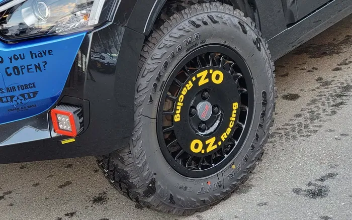 Roda diperkuat set pelek OZ Racing ukuran 15 inci dibungkus ban Yokohama Geolandar M/T