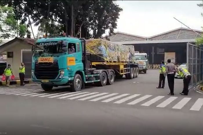 Sebanyak 15 truk berisi bagian-bagian mobil balap Formula E tiba di Jakarta