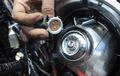 Ditandai Bohlam Sering Putus, Begini Cara Mudah dan Aman Ganti  Fitting Lampu Motor Rusak