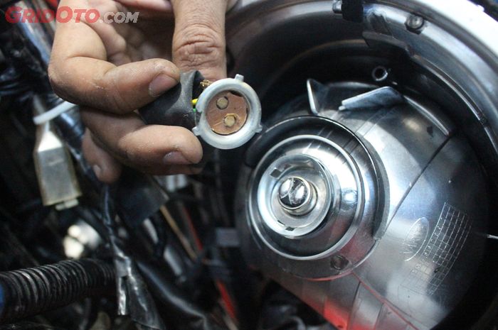 Pasang soket lampu yang sudah diubah menyesuaikan dengan soket dari headlamp Scoopy (Gbr.3)