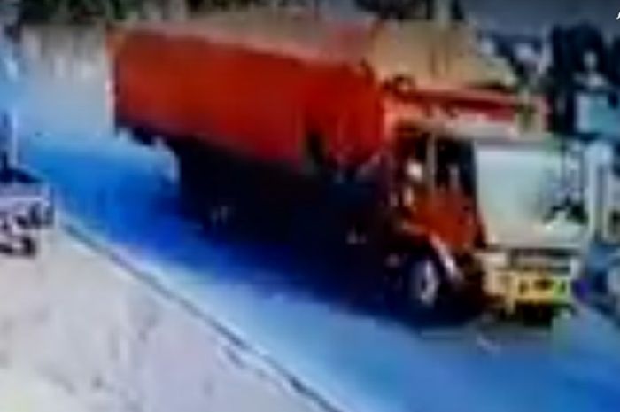 Di video ini kelihatan kencang banget truk maut di Brebes