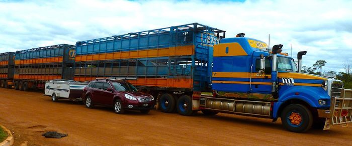 Truk gandeng di Australia yang bisa membawa lebih dari tiga gandengan, disebut Road Train