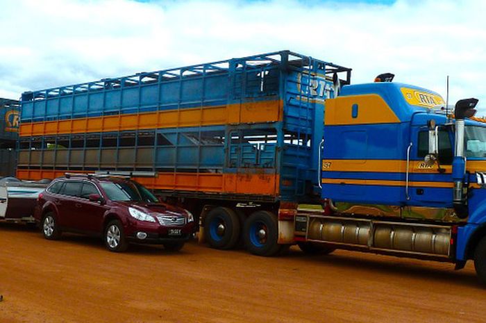Truk gandeng di Australia yang bisa membawa lebih dari tiga gandengan, disebut Road Train