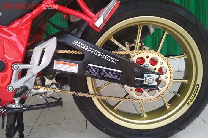 Swing arm aftermarket untuk Honda CB150 dan CBR 150, biar pelek tapak lebar bisa masuk.