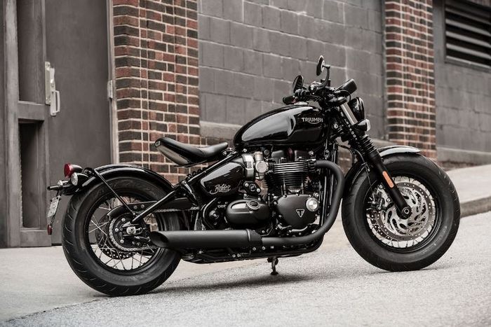 Triumph Bonneville Bobber (Black) 2018 pada kondisi standar