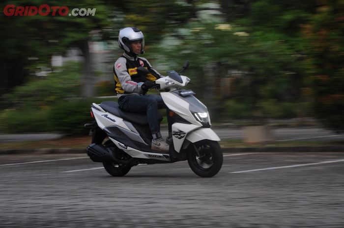 Handling Suzuki Avenis 125