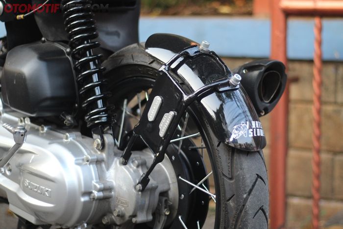 Hugger custom dipasang untuk menunjukkan kesan naked bike dibaut ke girboks Suzuki Let's